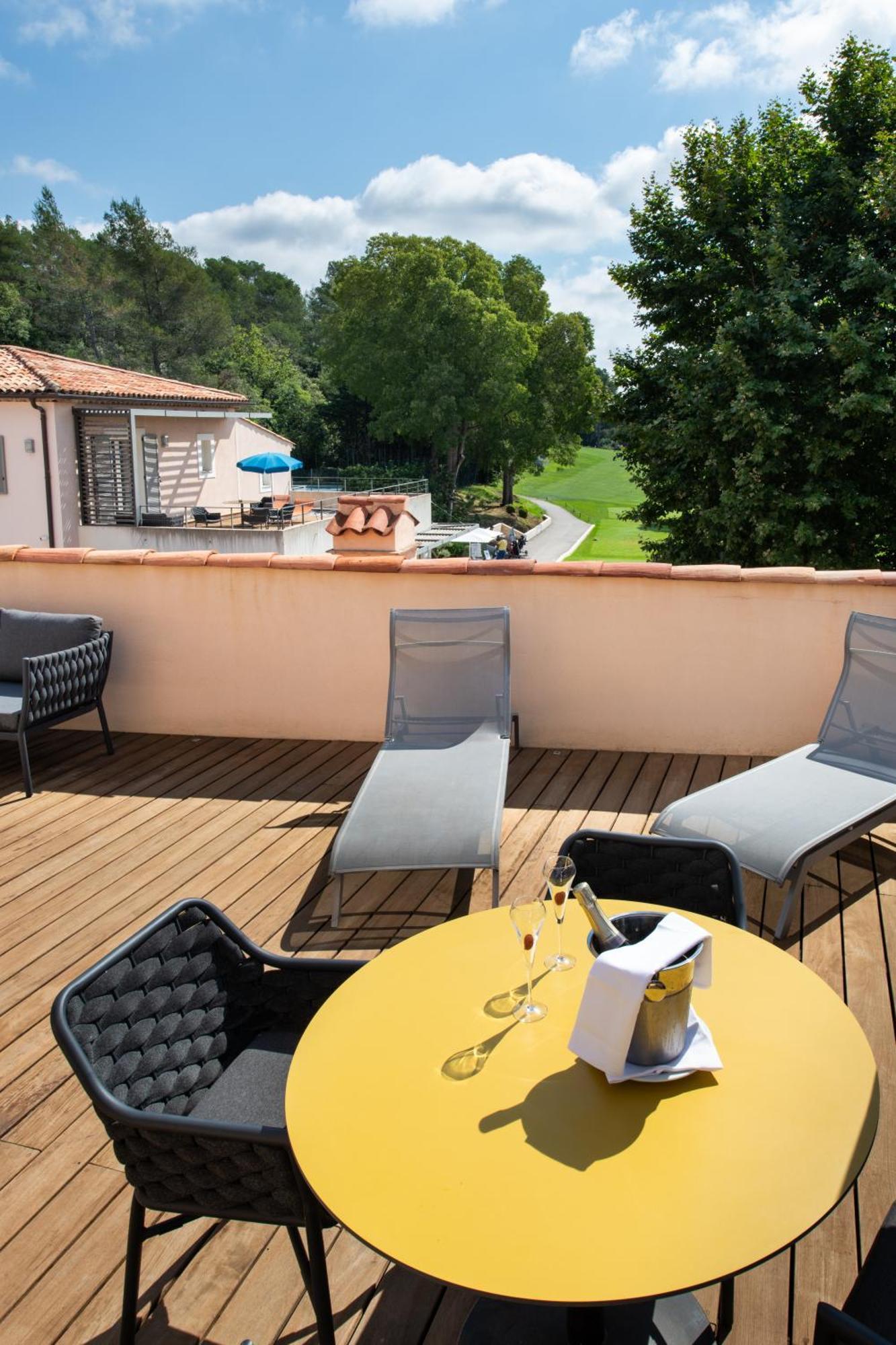 Hotel Golf & Spa Chateau De La Begude The Originals Collection Valbonne Exterior foto